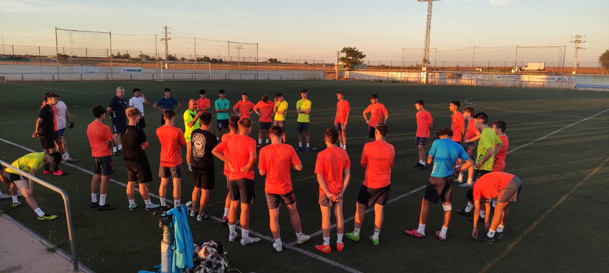 OlimpicoVdo's tweet photo. 🏋️‍♀️Nuestros juveniles han realizado la segunda sesión de captación, en esta ocasión en los campos de césped artificial San Anton.

⚽️ Ahora toca preparar la pretemporada.

#olimpico #somosdeporte

Estas son las imágenes de la sesión de ayer: 📸 https://t.co/wWGTEv7Oaa
