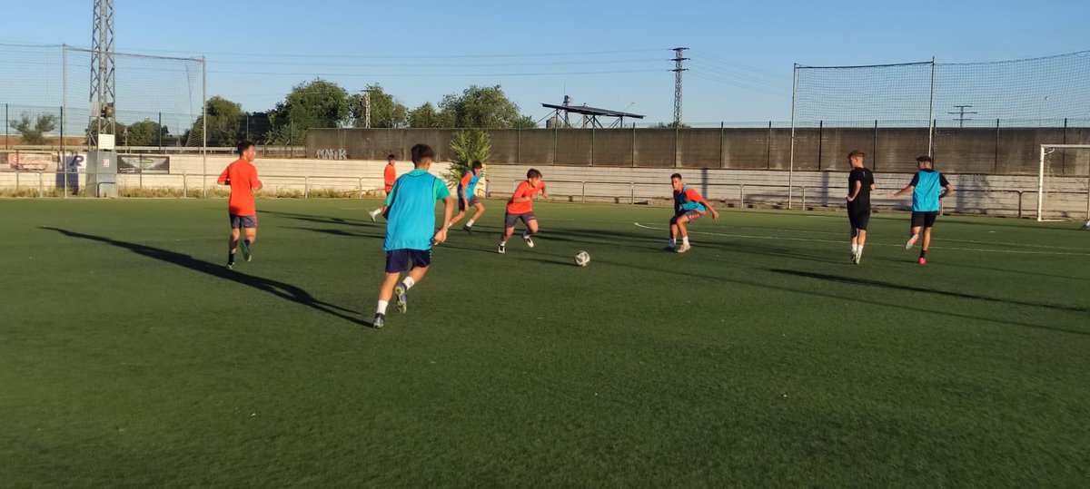 OlimpicoVdo's tweet photo. 🏋️‍♀️Nuestros juveniles han realizado la segunda sesión de captación, en esta ocasión en los campos de césped artificial San Anton.

⚽️ Ahora toca preparar la pretemporada.

#olimpico #somosdeporte

Estas son las imágenes de la sesión de ayer: 📸 https://t.co/wWGTEv7Oaa
