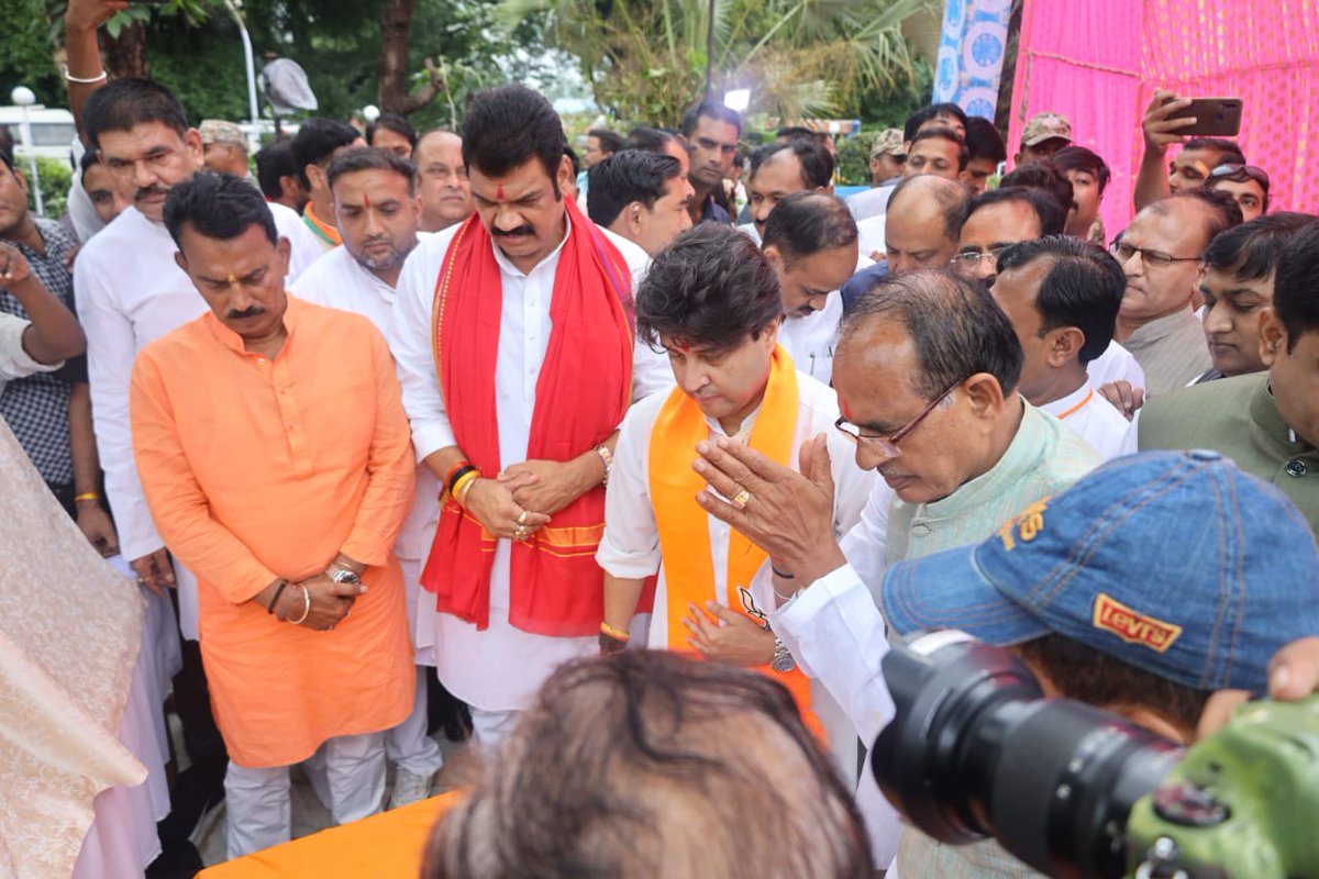 ChouhanShivraj's tweet photo. मध्यप्रदेश के गौरव, स्व. माधवराव सिंधिया जी की प्रतिमा का अनावरण केंद्रीय मंत्री श्री @JM_Scindia जी के साथ टीकमगढ़ में किया। मध्यप्रदेश की प्रगति को नई गति देने के साथ ही वह जीवनपर्यंत जनसेवा के कार्य करते रहे।

उनकी संवेदनशीलता, सहजता, सरलता तथा जनकल्याण हेतु तत्परता अनुकरणीय थी। अद्वितीय जननायक के रूप में वह सदैव हमारी स्मृतियों में रहेंगे।