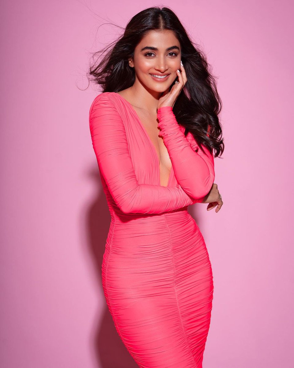 pooja hegde pink dress Pooja Hegde looks pretty in a fuschia pink kurta set!