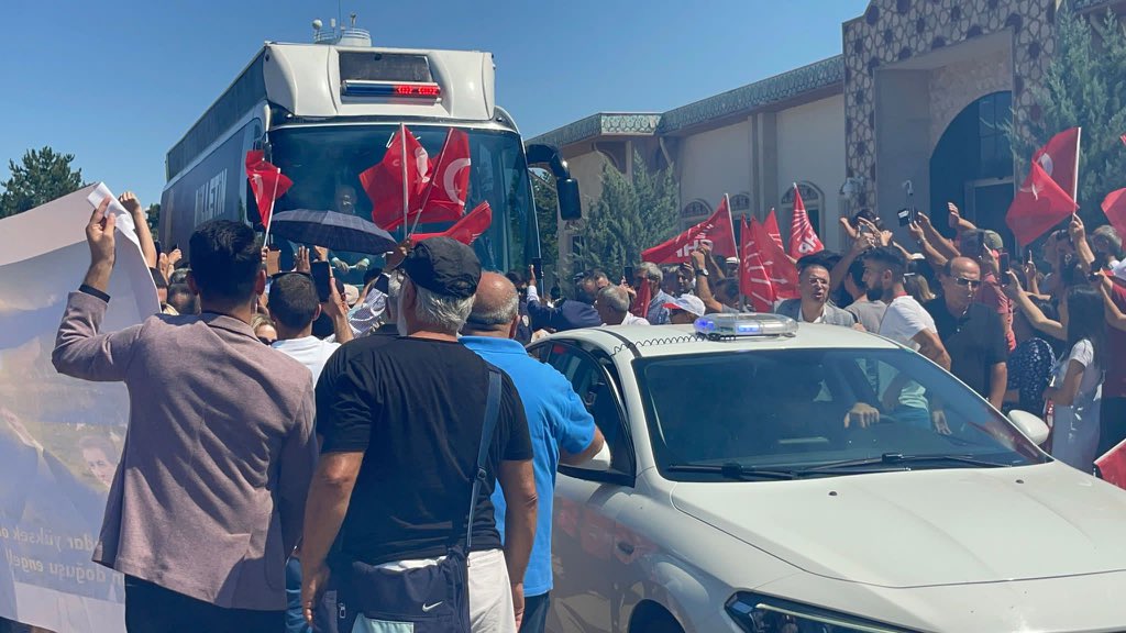 Binlerce can, Erzincan Havaalanındayız. 
“Dostluk erdemlik doludur. Bu yol esenlik yoludur” diyen aşık Daimi’nin topraklarına can geldi. #CanErzincan