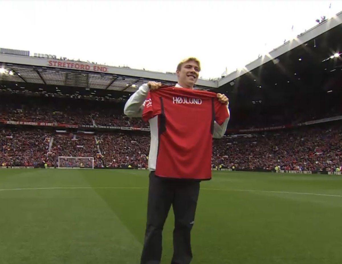 Muppetiers's tweet photo. What a moment for the young lad. https://t.co/PKZCAu5RH4