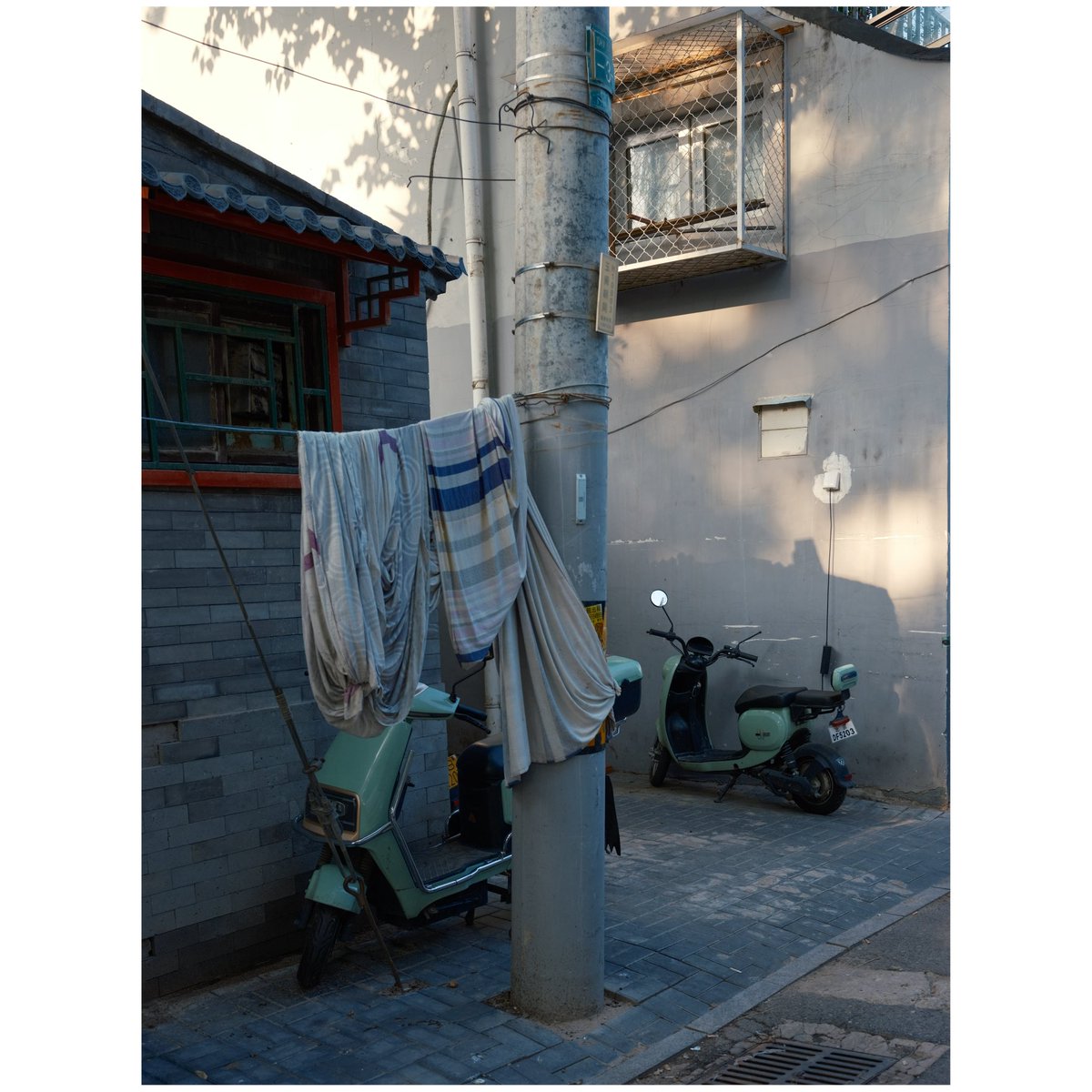 #📷snap 胡同里长着两个和三个轮子的老住户以及它们不说话的邻居们

#写真 #streetphotography #snap #fujifilm #fujifilmGFX #GFX100S #landscapephotography #gf50f35