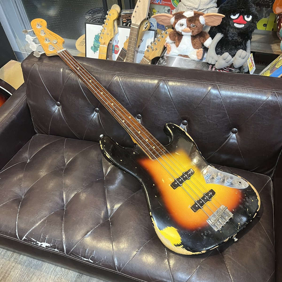 astronauts69's tweet photo. Scoop Creation WorksのフレットレスJB Typeが委託品として入荷！
ジャコパススタイルのPGの無いデザインと使い込んだかのようなエイジド加工が格好良いです！

ミディアムスケールが採用されており、弱めなテンションによる膨らみのあるサウンドが気持ち良いです！

メンテ後¥248,000で販売します！ https://t.co/XpmQfFa3XI