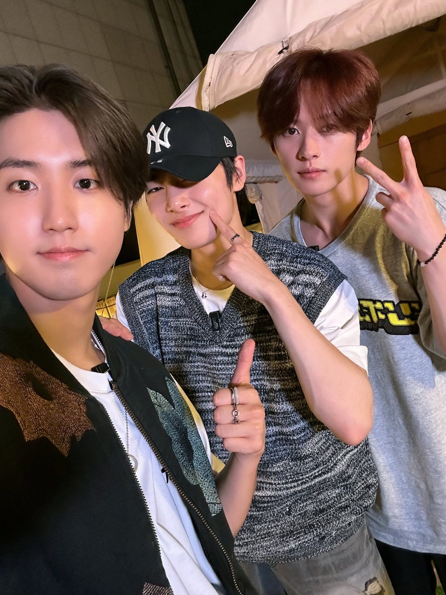 thrccracha's tweet photo. first stray kid, stray kids' maknae, and last stray kid https://t.co/Fny1xZU9cI