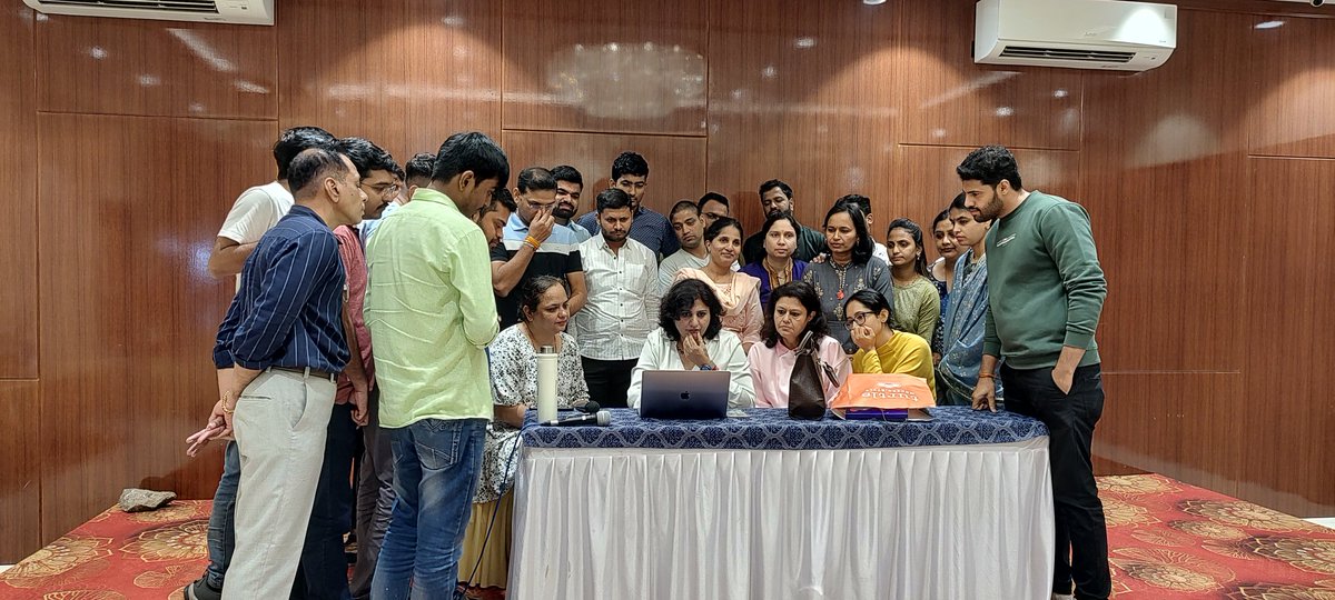 sagar_upadhye89's tweet photo. Again got a chance to meet-up with @Swapnja_Sharmaa mam at Pune.
All the traders discussed points related to psychology, position sizing etc.
Mam answered all the questions asked by all of us!
Thanks mam for giving us the opportunity to interact
#SSMeetup
#StockMarket 
#nifty https://t.co/G4ZTCG0yWD