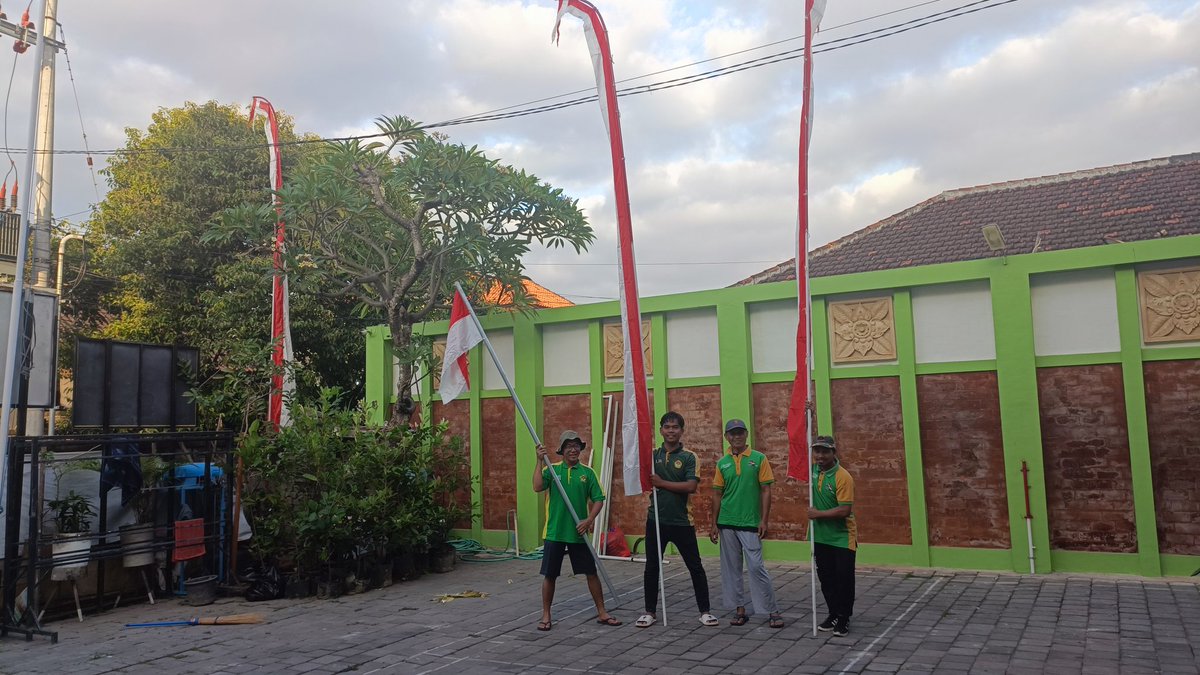 LDII_Denpasar's tweet photo. PAC LDII RENON - Melakukan pembersihan dan memasang dekorasi umbul-umbul serta bendera merah putih #ldii https://t.co/UsaIpaduTB