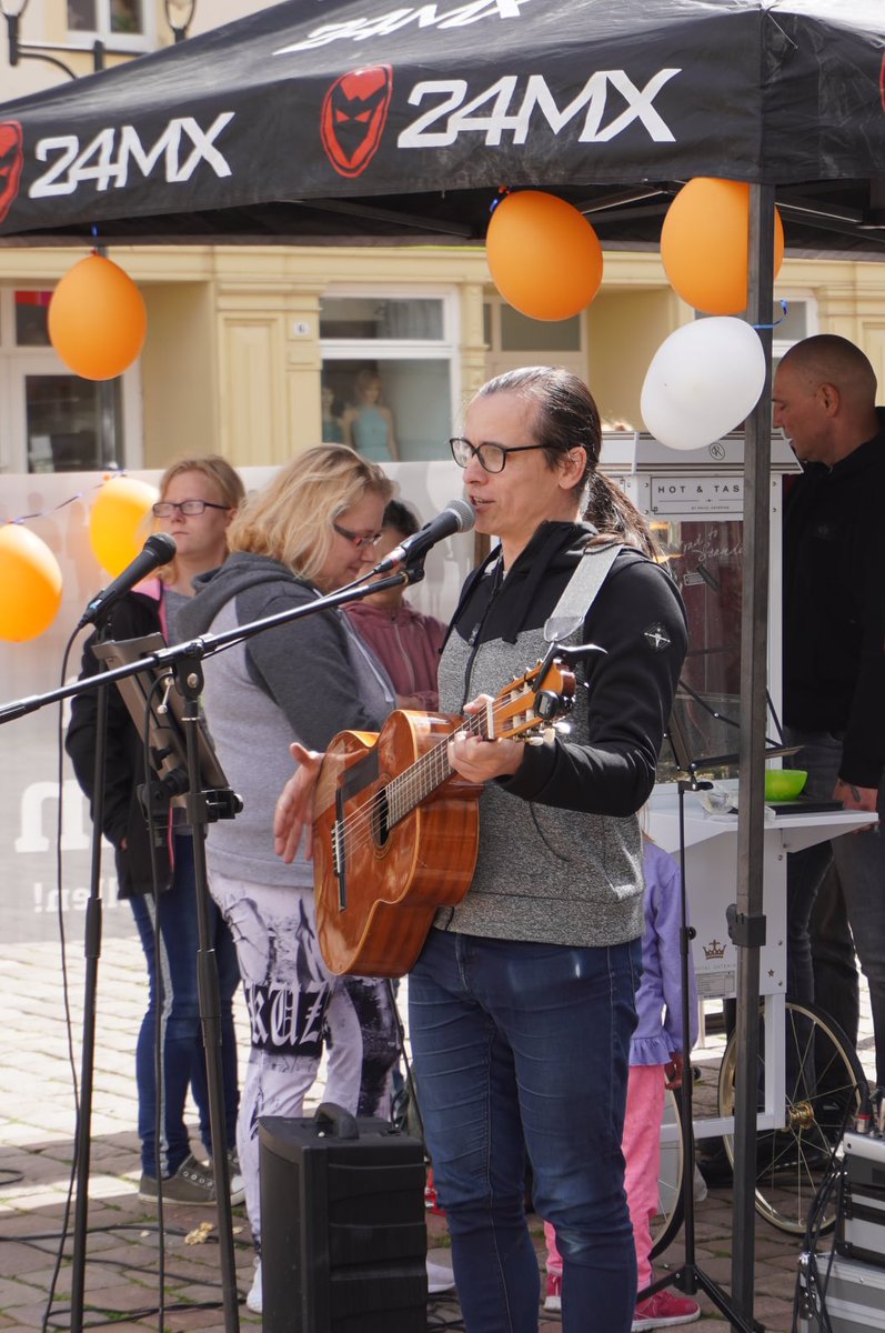 BRechercheteam's tweet photo. 13// Gerade auf der Bühne #YannSongKing, der auch immer wieder auf Events der NPD oder der religiös-völkischen #Artgemeinschaft wie z.B. in Leisnig auftritt. Seine CDs gibt's u.A. im Shop der Freien Sachsen. Dieses Bild hier stammt von einem #NPD-Event Döbeln. #Berlin #b050 https://t.co/CxRYqTpBUk