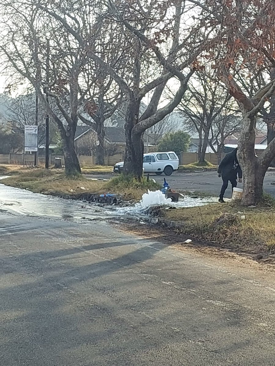 cpmfacilitate's tweet photo. @JHBWater ref number for water issue at cnr eider and Cygnet Florida Lake, pls advise on eta. So many calls logged. https://t.co/ctNO3iY6fW