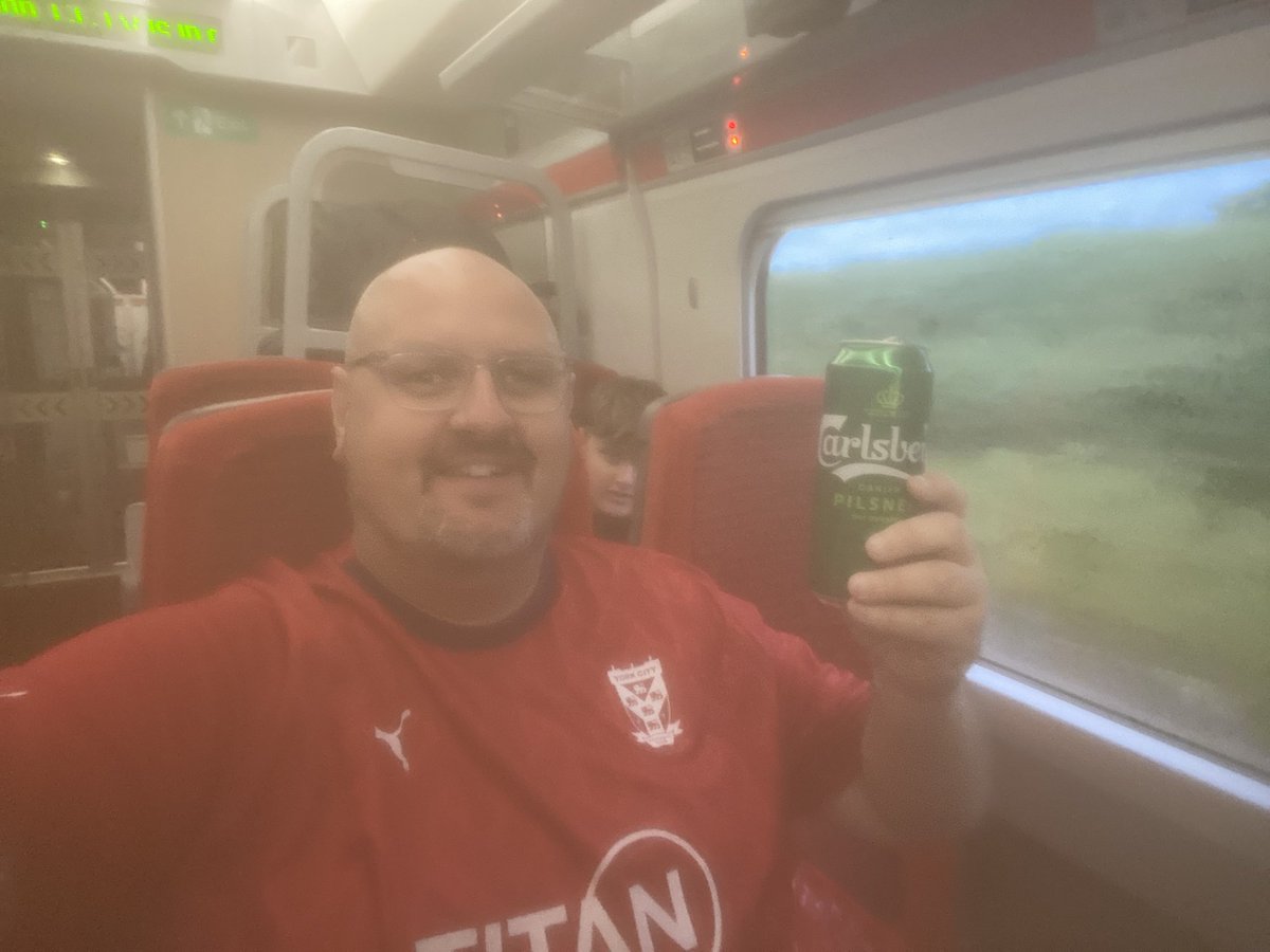 nakedlanyardman's tweet photo. @YorkCityFC Come on City! #ugglarevolution ❤️💙 https://t.co/uyvvY4uefs