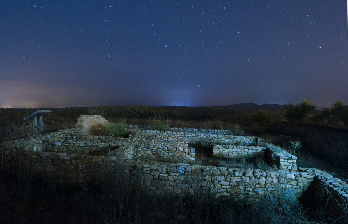 muprevalencia's tweet photo. 🏺✨🌜 Què vos semblaria un pla que conjugara visitar un espectacular jaciment ibèric i observar la immensitat del cel nocturn estiuenc?

Molt atents perquè la #RutaDelsIbers vos ofereix 3 velades molt especials amb el #Patrimoni iber i els astres com a protagonistes...

(1/4)👇 https://t.co/TzKJik0bC1