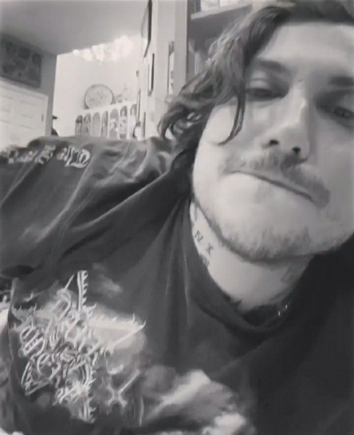 frank iero hourly tweet media