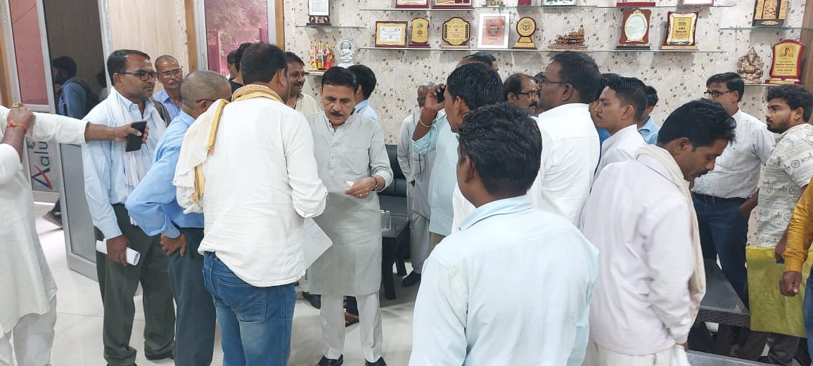 BJPVinodSonkar's tweet photo. आज #प्रयागराज के #प्रीतमनगर स्थित अपने आवास पर #जनता_दर्शन (#जनसुनवाई) किया एवं सम्माननीय क्षेत्रवासियों को हो रही समस्याओं और शिकायतों को सुनकर, उन समस्याओं के शीघ्र निस्तारण हेतु फोन एवं पत्र के माध्यम से संबंधित विभाग के अधिकारियों को त्वरित कार्यवाही करने के लिए निर्देशित किया।

#vinodsonkar #BJP4IND #Kaushambi #BJP4UP #prayagraj #uttarpradesh #भाजपा @narendramodi @bjp4india @bjp4up @myogiadityanath