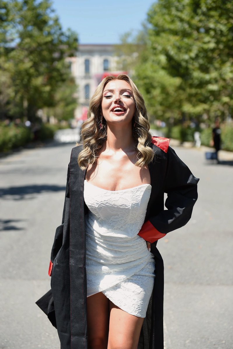 Mezun oldum anneciğim, babacığım, ablacığım! 
Ben sözümü tuttum ve mezun oldum. Diğer binlerce sözümü tutmaya devam edeceğim. Siz de sözünüzü tuttunuz ve geldiniz beni izlemeye. Kalbimde hissettim. +++