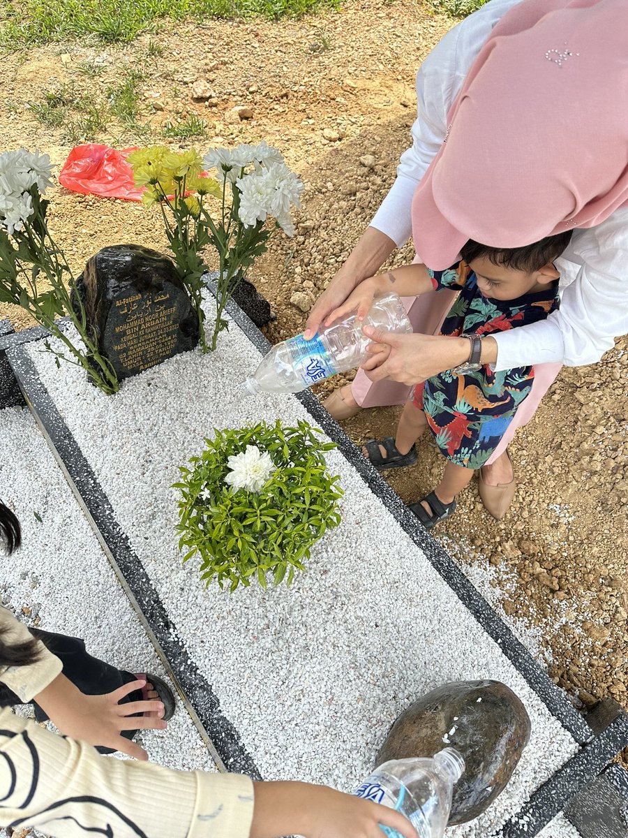 hanihmd_'s tweet photo. sempurna semua nya sayang @oharieff berehat la sepuasnya dekat sana . i and anak anak sentiasa rindu u 🤍✨ https://t.co/Nyr6GoHMKe