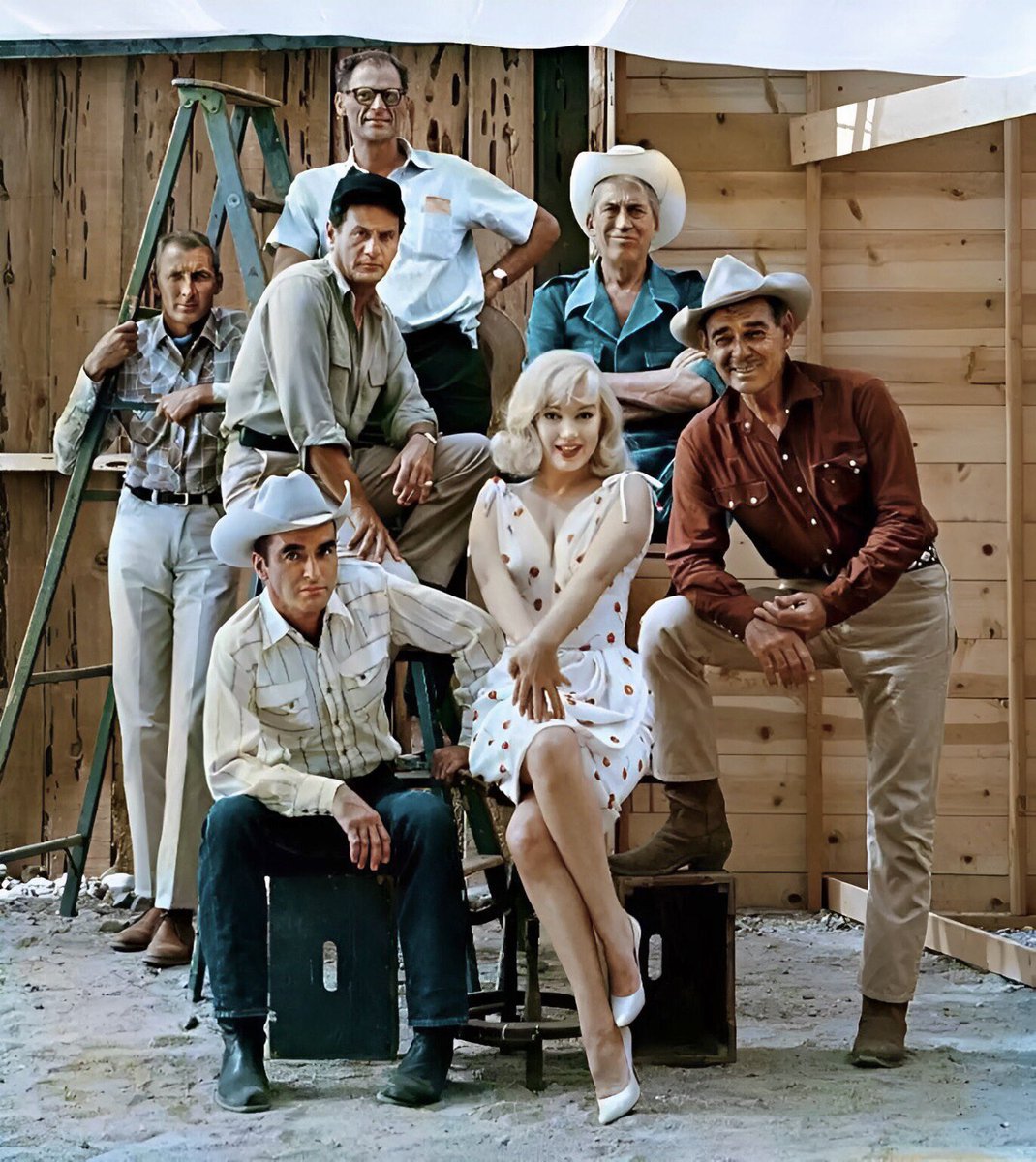 #JohnHuston #BOTD in 1906, seen here photographed on the set of his Western drama 'THE MISFITS' (1961) on location in Reno, Nevada with Frank Taylor (producer) Arthur Miller (writer) and cast Eli Wallach, Montgomery Clift, Marilyn Monroe and Clark Gable

🎬#FilmTwitter