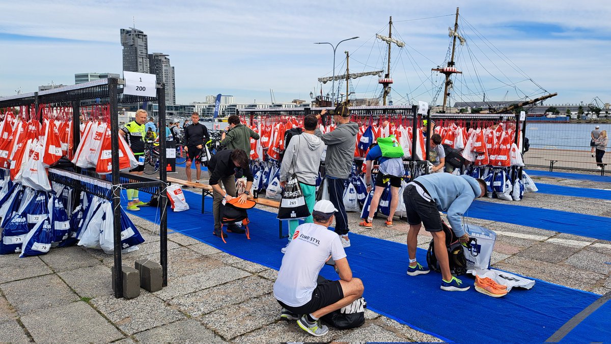 MatPilarczyk's tweet photo. Sobota podczas #Enea #IRONMAN #Gdynia to czas pierwszych startów. Dziś zawodnicy zmierzą się z dystansem sprinterskim: do pokonania 750 m w wodzie, 20 km na rowerze i 5 km biegu. Powodzenia! #DodajemyEnergii #triathlon https://t.co/6QtgYkoth0