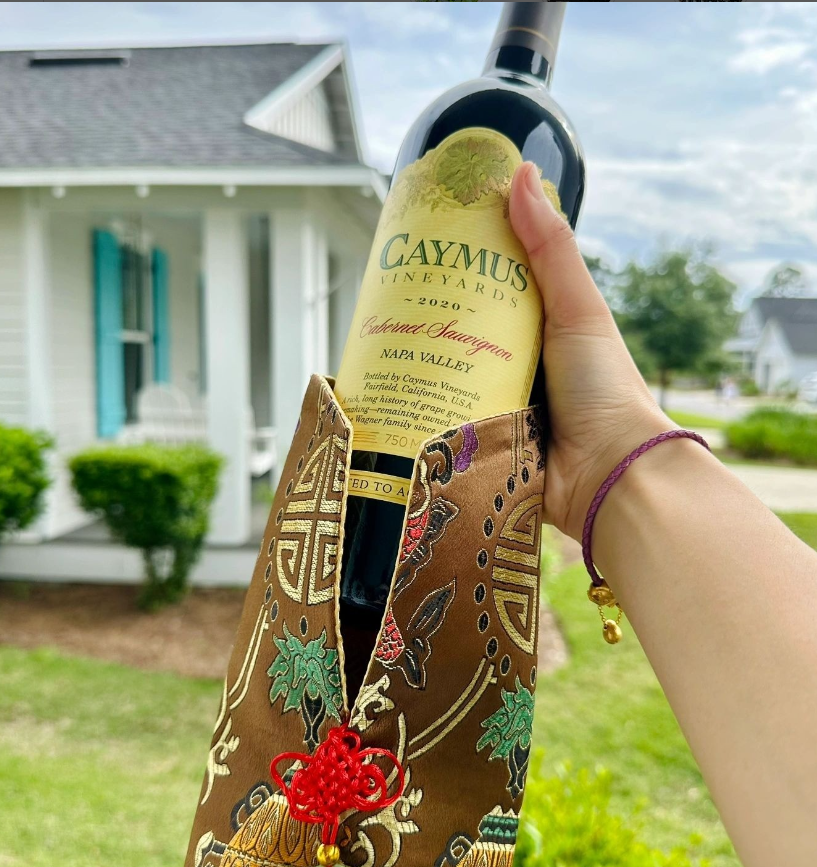Moon_198700's tweet photo. Caymus Château Caymus Explosive Red Wine 🍷 Dress it up in Chinese style 👘 Take it away and set off to be a guest~🛵~ 🍷 Caymus Napa Cabernet
#winelover #winemaker #poesiawine #volarewine
#sommelier https://t.co/p2N4ozKMPX