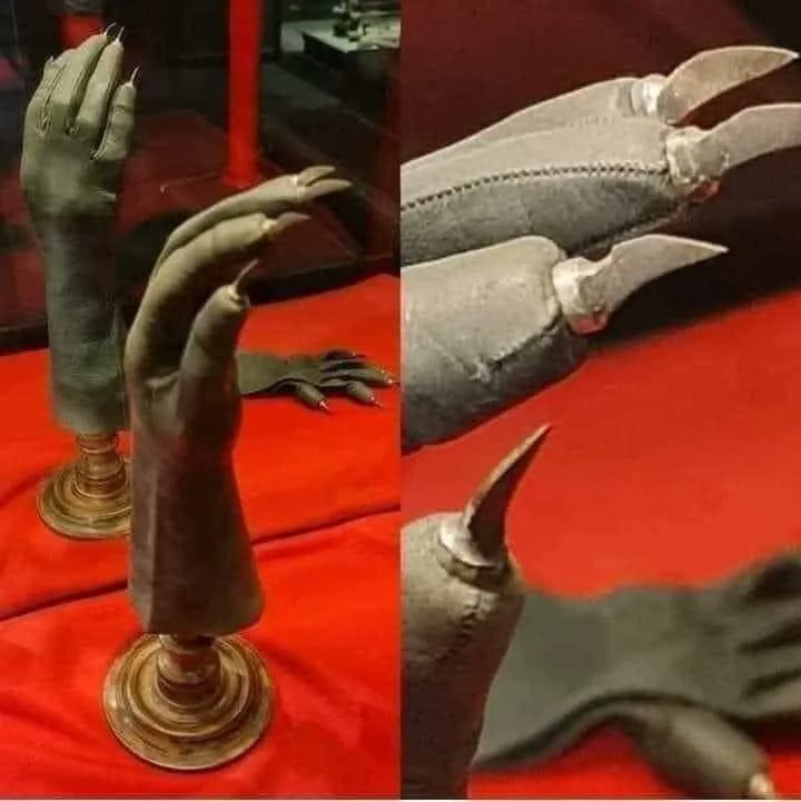 fi_lor's tweet photo. A woman’s glove used for self-defence from 1850’s in London https://t.co/MroucWQlqk