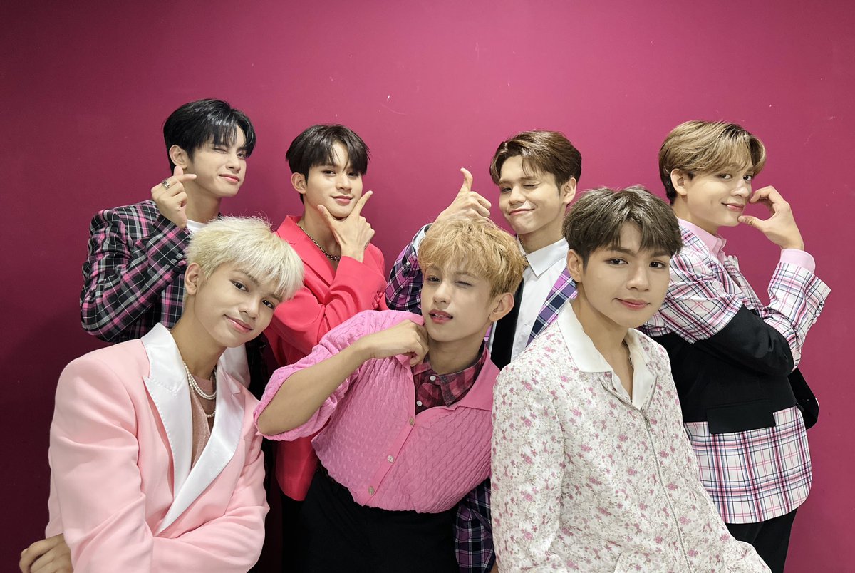 HORI7ONofficial's tweet photo. 2023. 08. 05
@ MBC <쇼! 음악중심>

https://t.co/X6d64iuZyf

#HORI7ON #호라이즌 #SIX7EEN https://t.co/zrBStGrZ5O