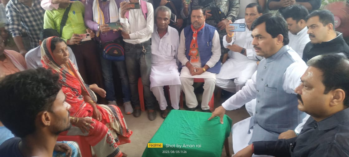 ShahnawazBJP's tweet photo. पिछले हप्ते मुजफ्फरपुर के साहेबगंज विधानसभा क्षेत्र के मोहब्बतपुर में पुलिस की ज्यादती में एक की दर्दनाक मौत और दो युवकों के बुरी तरह जख्मी होने की घटना के बाद आज पार्टी के प्रतिनिधिमंडल के साथ पीड़ित परिवार के घर पहुंचा और दिवंगत युवक गोलू के शोक संतप्त परिजनों से संवेदना व्यक्त करने के साथ पूरे वाकये की जानकारी ली।

साथ में साहेबगंज से मा. विधायक राजू सिंह जी, गोपालगंज से मा. विधान पार्षद राजीव सिंह गप्पू जी, भाजपा नेता अतुल कुमार जी, पंकज सिंह जी व अन्य मौजूद रहे।