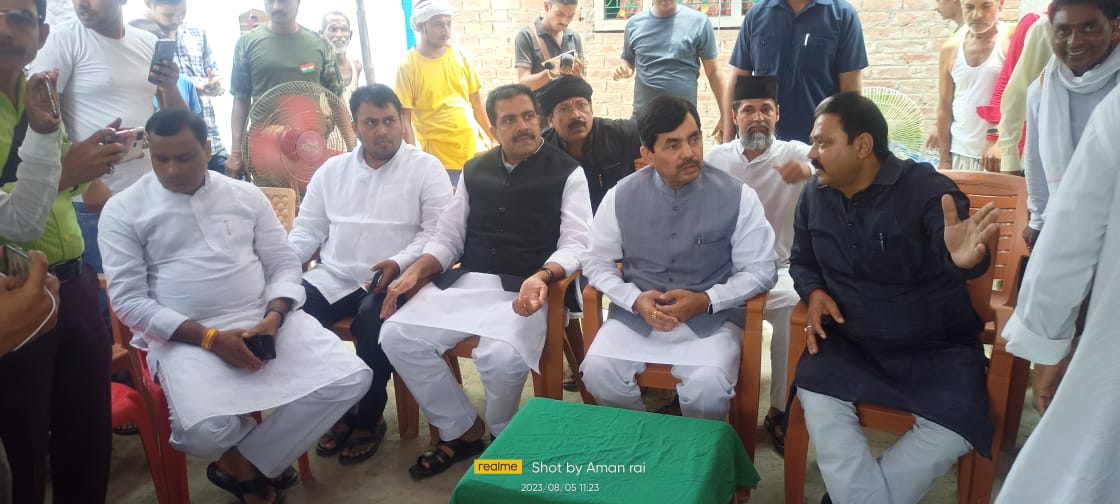 ShahnawazBJP's tweet photo. पिछले हप्ते मुजफ्फरपुर के साहेबगंज विधानसभा क्षेत्र के मोहब्बतपुर में पुलिस की ज्यादती में एक की दर्दनाक मौत और दो युवकों के बुरी तरह जख्मी होने की घटना के बाद आज पार्टी के प्रतिनिधिमंडल के साथ पीड़ित परिवार के घर पहुंचा और दिवंगत युवक गोलू के शोक संतप्त परिजनों से संवेदना व्यक्त करने के साथ पूरे वाकये की जानकारी ली।

साथ में साहेबगंज से मा. विधायक राजू सिंह जी, गोपालगंज से मा. विधान पार्षद राजीव सिंह गप्पू जी, भाजपा नेता अतुल कुमार जी, पंकज सिंह जी व अन्य मौजूद रहे।