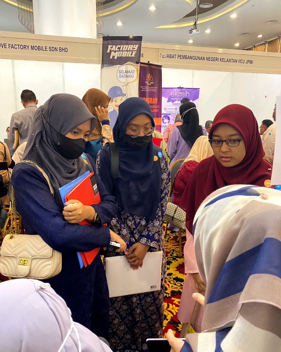 SPAMalaysia_gov's tweet photo. Sedang berlangsung di Dewan Putri Sa'adong, Hotel Grand Riverview, Kota Bharu. Mana lagi oghe kelate terr🤭 pakat mari singgah reruai kami untuk dapatkan konsultasi dan pendedahan untuk melepasi tapisan SPA. Team #SPAOhsem tungguu sek awok tau!👍🏻
#SPA9 #carikerja https://t.co/5o9ZIoo1t7