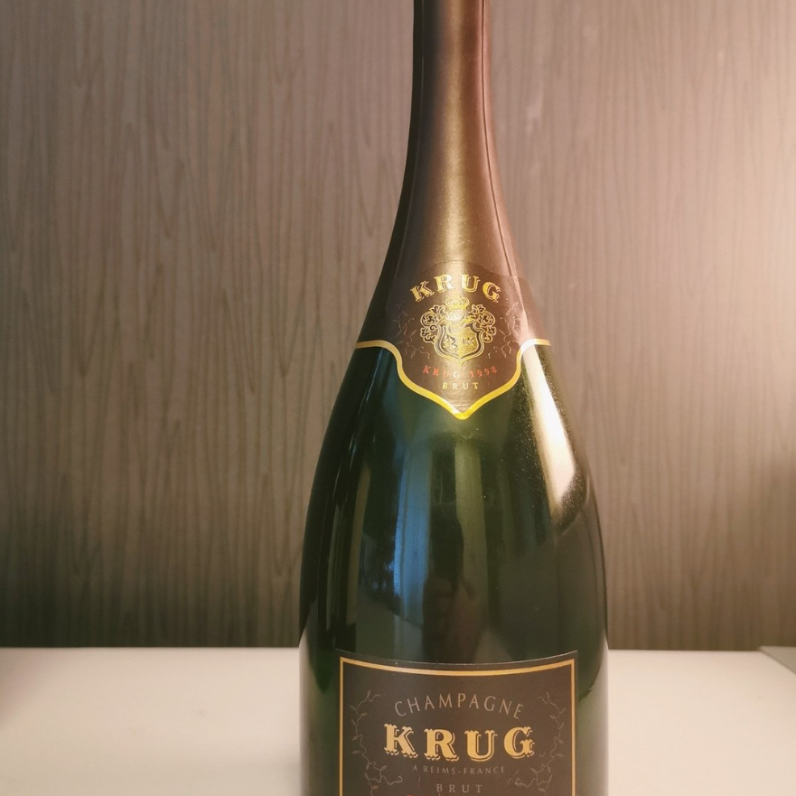 Moon_198700's tweet photo. World Wine Tasting Facts Top Champagnes ~ Krug 1998 Krug  🥂  🍸 🍋
#winelover #winemaker #poesiawine #volarewine
#sommelier https://t.co/FCgXwQh8I1
