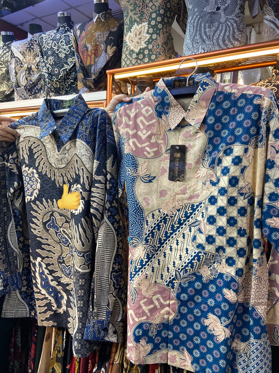 Toko batik langganan keluarga aku, dari kakak pertama sampe kedua pas nikahan, selalu beli batik disini.

Btw ini batiknya buat laki-laki aja, harganya masih terjangkau, bahannya enak juga! 

Aku beli pic terakhir yg aku kasih jempol