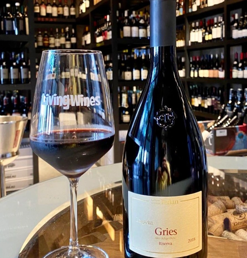 Moon_198700's tweet photo. The big name in wine 🍷Premium, full-bodied
#winelover #winemaker #poesiawine #volarewine
#sommelier https://t.co/Yq4lp2UYSF