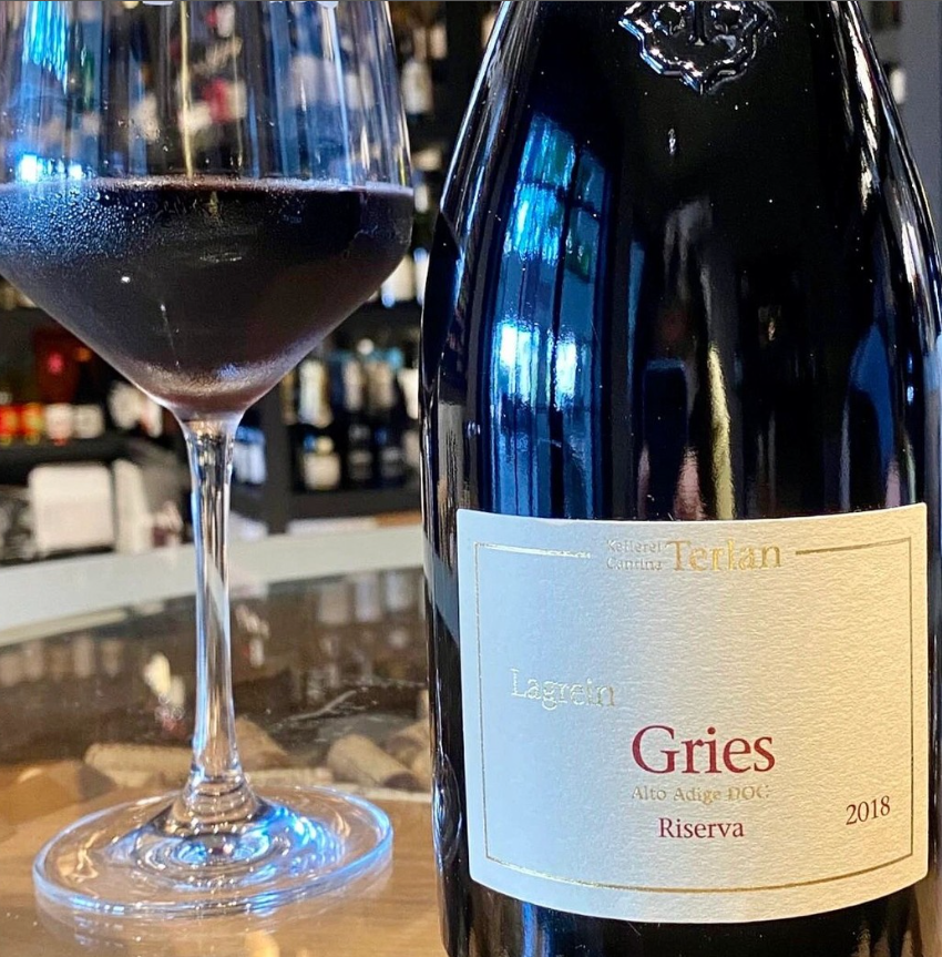 Moon_198700's tweet photo. The big name in wine 🍷Premium, full-bodied
#winelover #winemaker #poesiawine #volarewine
#sommelier https://t.co/Yq4lp2UYSF