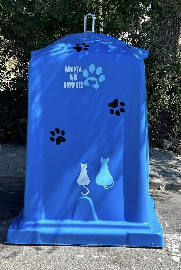asoc_doganzo's tweet photo. 🐶🐱Fruto de la colaboración entre DOGANZO y el Ayuntamiento de Daganzo en materia del control de colonias felinas, se ha instalado estos contenedores reciclados como pto de alimentación.
#aytodedaganzo #daganzo #doganzo #coloniasfelinas #proteccionanimal #reciclaje https://t.co/HwP8V9Cxuo