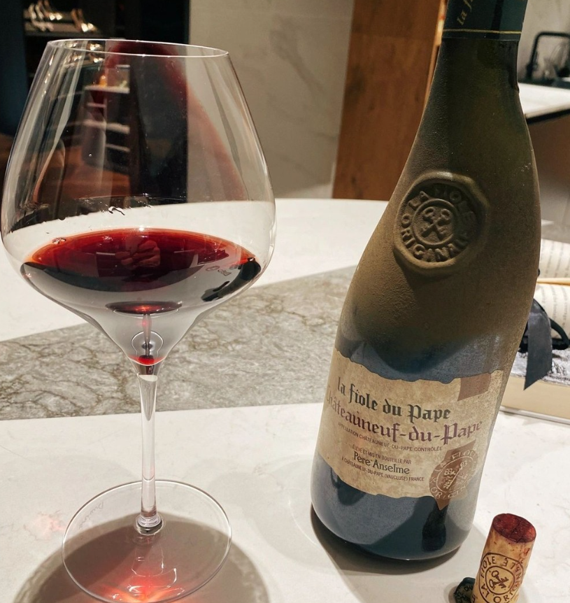 Moon_198700's tweet photo. La Fiole du Pape Châteauneuf-du-Pape Today I'm drinking a wine from the Châteauneuf-du-Pape region of France, and the bottle is so recognizable that everyone jokingly calls it a "crooked-necked 🍇 📷#winemaker #poesiawine #volarewine #sommelier https://t.co/jqniEHO9uq