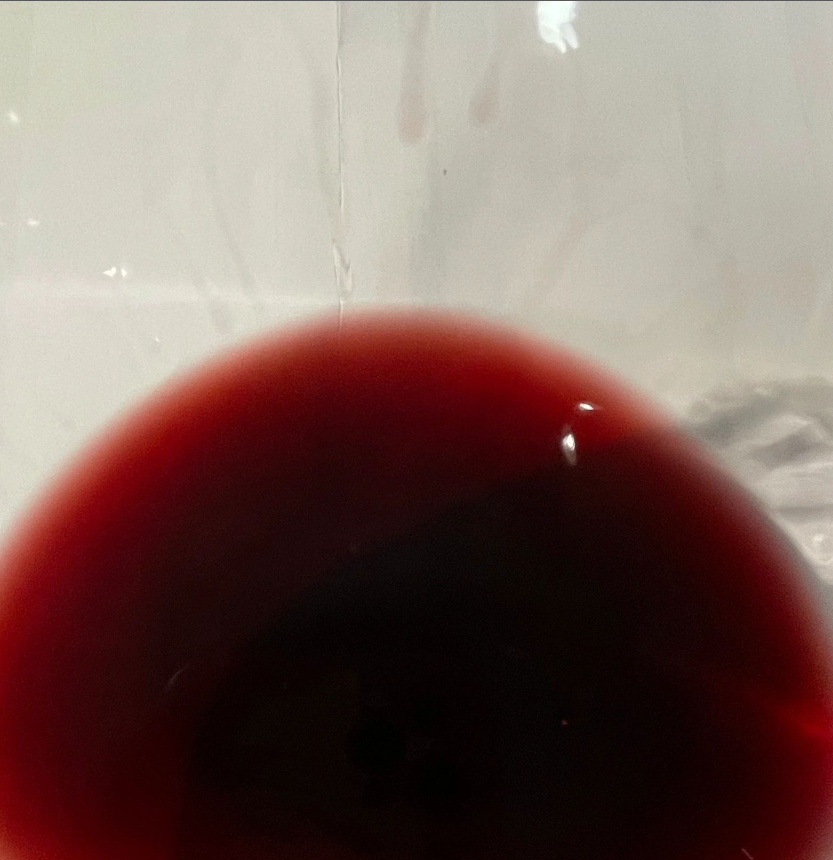 Moon_198700's tweet photo. 🍷 The rich, sweet, ripe black fruits of the American Red are paired with equally pronounced aromas of creamy sugar and dark chocolate, like phyllo pastry sandwiched between jam.  🍇 #Redwine #america #winereview #redwineglass #grape https://t.co/wD43TZUQnK
