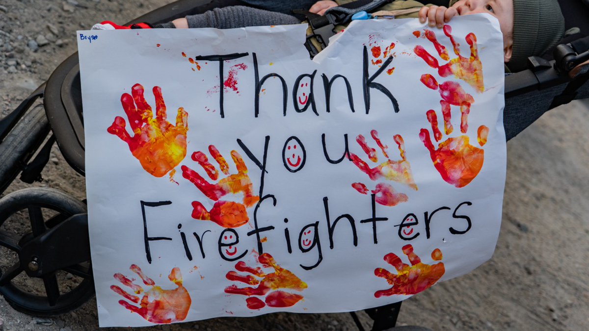 SecCivileFrance's tweet photo. 🇨🇦🇫🇷 Merci aux Canadiens et aux Québécois pour ces mots de remerciements et leurs encouragements !
👉 Depuis le 8 juin, ce sont 353 sapeurs-pompiers et sapeurs-sauveteurs qui font face aux #FeuxDeForêt et se relaient sur place en appui des pompiers locaux. https://t.co/1nSG73BLvR