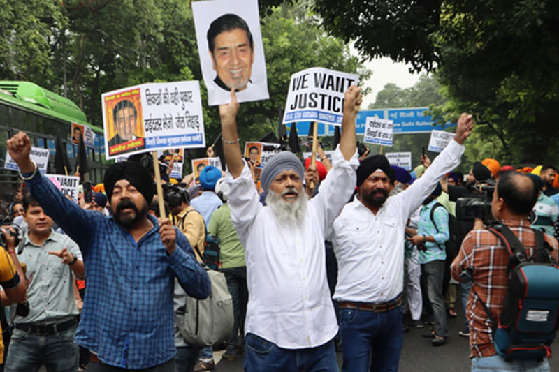 MunsifWebDesk's tweet image. Delhi Sikh Gurdwara Management Committee members staged a protest outside Rouse Avenue Court, voicing their opposition against Congress leader Jagdish Tytler getting an anticipatory bail in the 1984 anti-Sikh riots case.
#1984SikhRiots #SikhProtest 
munsifdaily.com/?p=110469