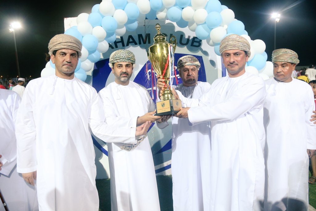 sahamfc's tweet photo. صور من حفل ختام نهائي الدرجة الأولى للفرق الأهلية الذي جمع فريقا ديل آل بريك والعروبة وذلك تحت رعاية الدكتور مروان بن جمعه ال جمعه رئيس الإتحاد العماني للهوكي . https://t.co/RUZNS8eCKq