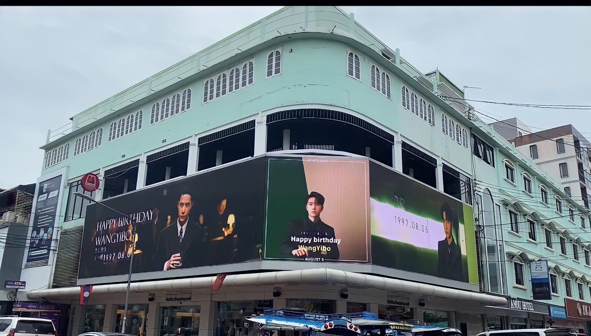 pn_mtjjlaos08's tweet photo. ปีนี้และวันนี้เป็นปีแรกที่ทางเรา MTJJ LAOS ได้จัดโปรเจ็คขื้นรูปนี้ ขื้นมาเพื่ออวยพรวันเกิดของ #Wangyibo ครบรอบ 26ปี✨💚
ร่วมโดย: @phetkcp97 @Toum_85 
📍พิกัด: สี่แยกสีหอม ใจกลางเวียงจันทน์

#Happy26thYiboBirthday
#HappyYiboDay 
#王一博0805生日快乐
#ຫວັງອີ້ປໍ 
#Wangyibo_mtjjlaos https://t.co/3L28v1Qfjm