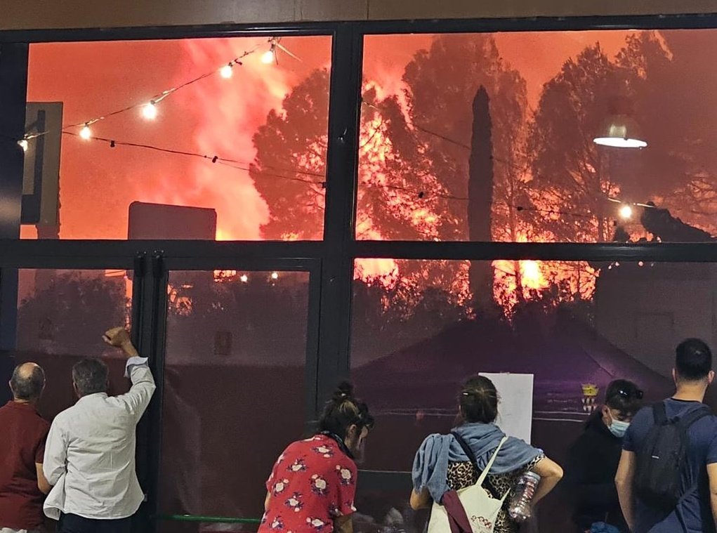 MRSHL0's tweet photo. Mentre els veïns de Colera i Portbou veuren, abandonats, com les flames s'acarnissen amb el seu poble, tu on ets, @perearagones? No ets capaç ni de fer un tuit.
Lamentable. #IFPortbou https://t.co/YOVQnBABGC