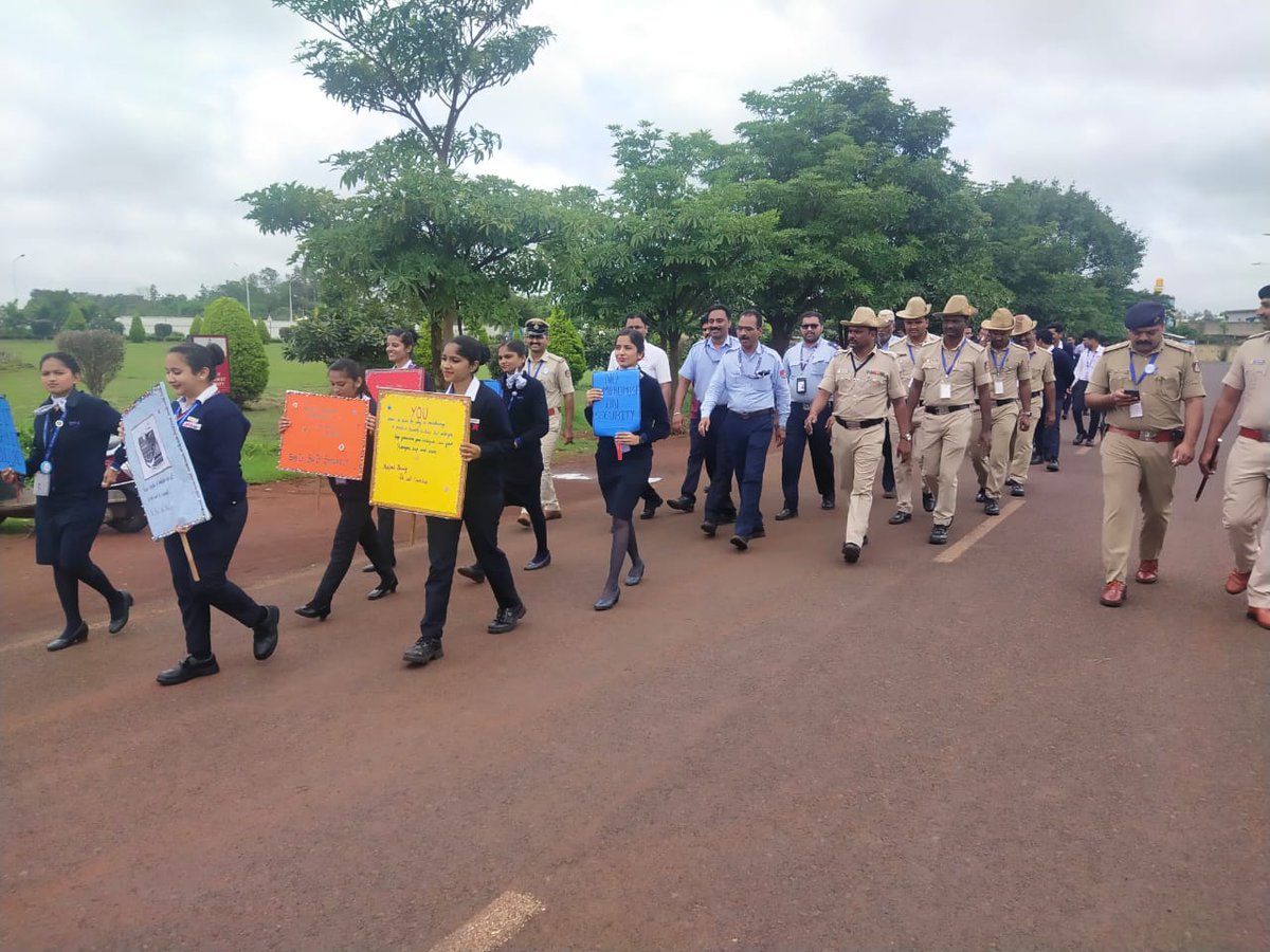 aaiblgairport's tweet photo. Representatives from all the stakeholders at ##Belagavi_Airport actively participated in a #Rally holding placards sounding sense of #Security_awareness on this #Aviation_Security_Culture_Week.
@AAI_Official @AAIRHQSR @BcasHq #KSISF @IndiGo6E @OfficialStarAir @MoCA_GoI @DGCAIndia https://t.co/qInpX002Lt