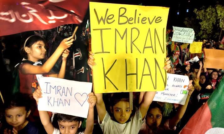 paki963's tweet photo. Today is not the time to sit at homes they want to enslave our future generations

#نااہل_ہوگا_تیرا_باپ https://t.co/KuckDMkKPF