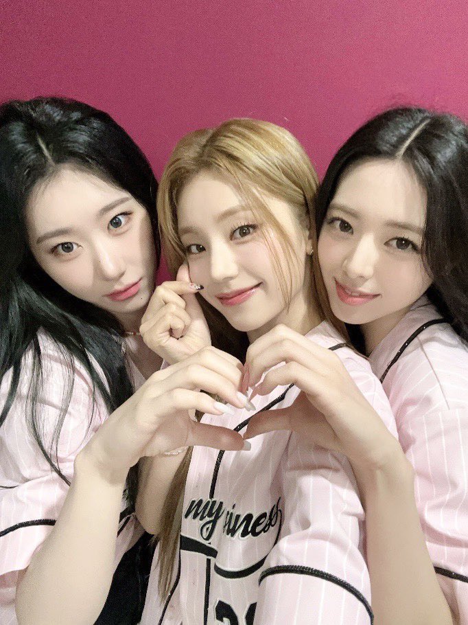 ITZY tweet media
