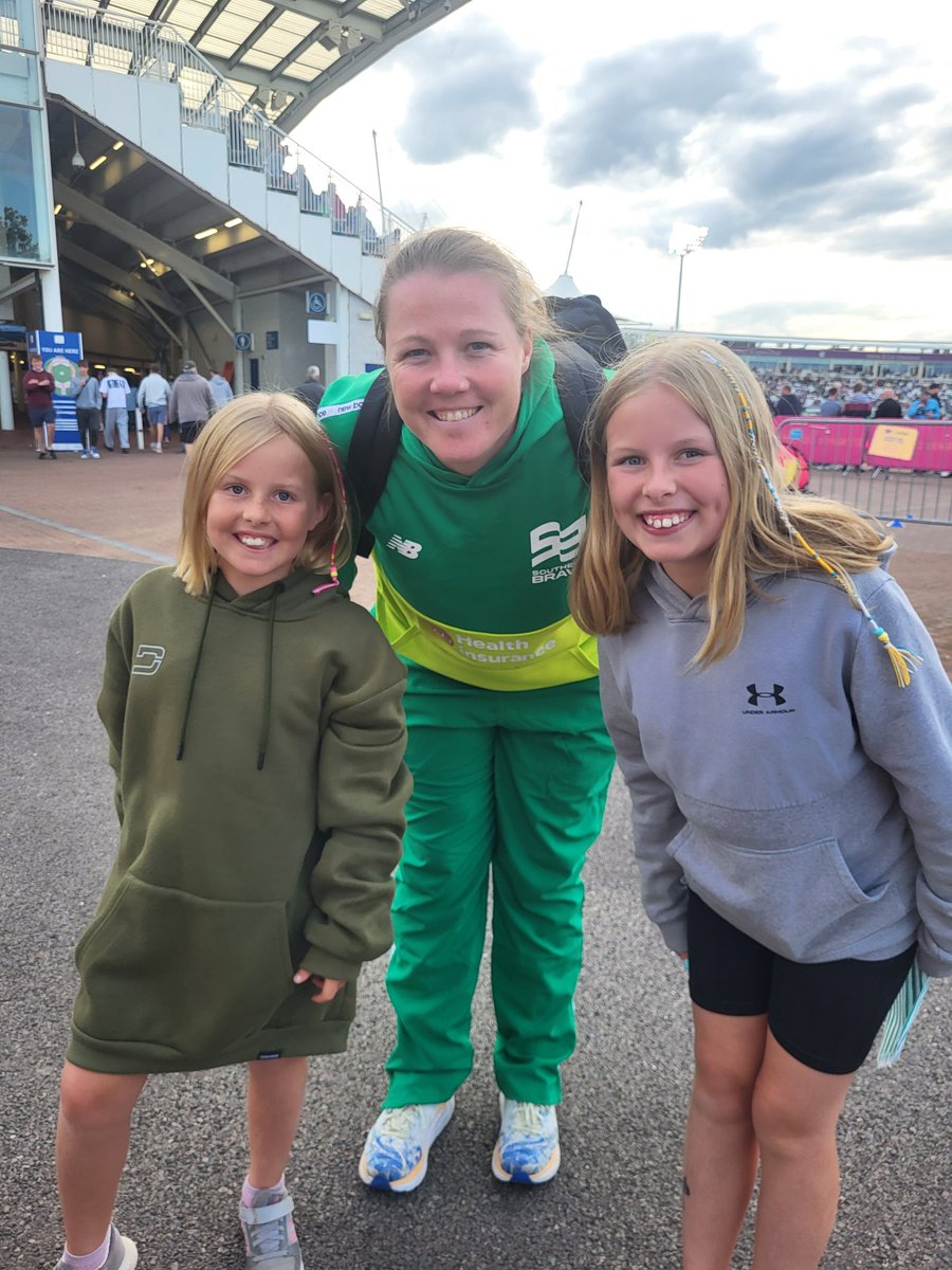 Gupster81's tweet photo. Superb win for the @BraveHundred last night in the @thehundred 😍

Thank you @Anya_shrubsole and @george_garton for taking the time for some pics with the girlies. These moments will be with them for a long time 🤩🤩

#WhatASport https://t.co/vMomnJcyi5
