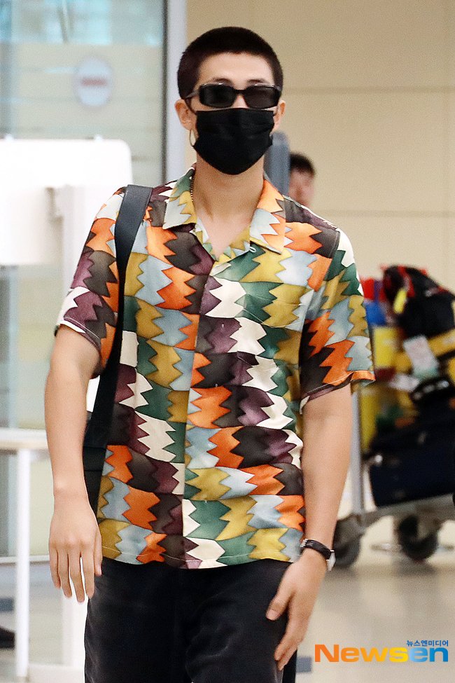 KNJsSource's tweet photo. 📸 230805 RM arriving in South Korea via Incheon International Airport. (THREAD)

🔗https://t.co/8G19Ez3Vfl
🔗https://t.co/tHmDkwUKSn

 WELCOME BACK RM  
#방탄소년단RM #RM #김남준 #Namjoon #BTSRM https://t.co/0ob3rrJDz4