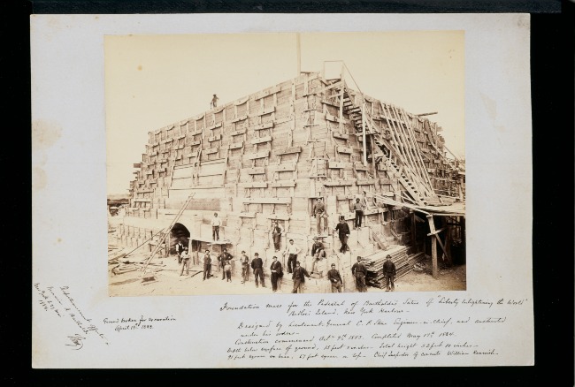 ArtsetMetiers's tweet photo. #CeJourLà, en 1884, est posée la première pierre de la #statue de la #Liberté, à l’entrée du port de New York. Cette photo montre les ouvriers posant devant le coffrage du #socle, conçu par le célèbre architecte américain Richard Morris #Hunt. https://t.co/1Doy4CEqjv