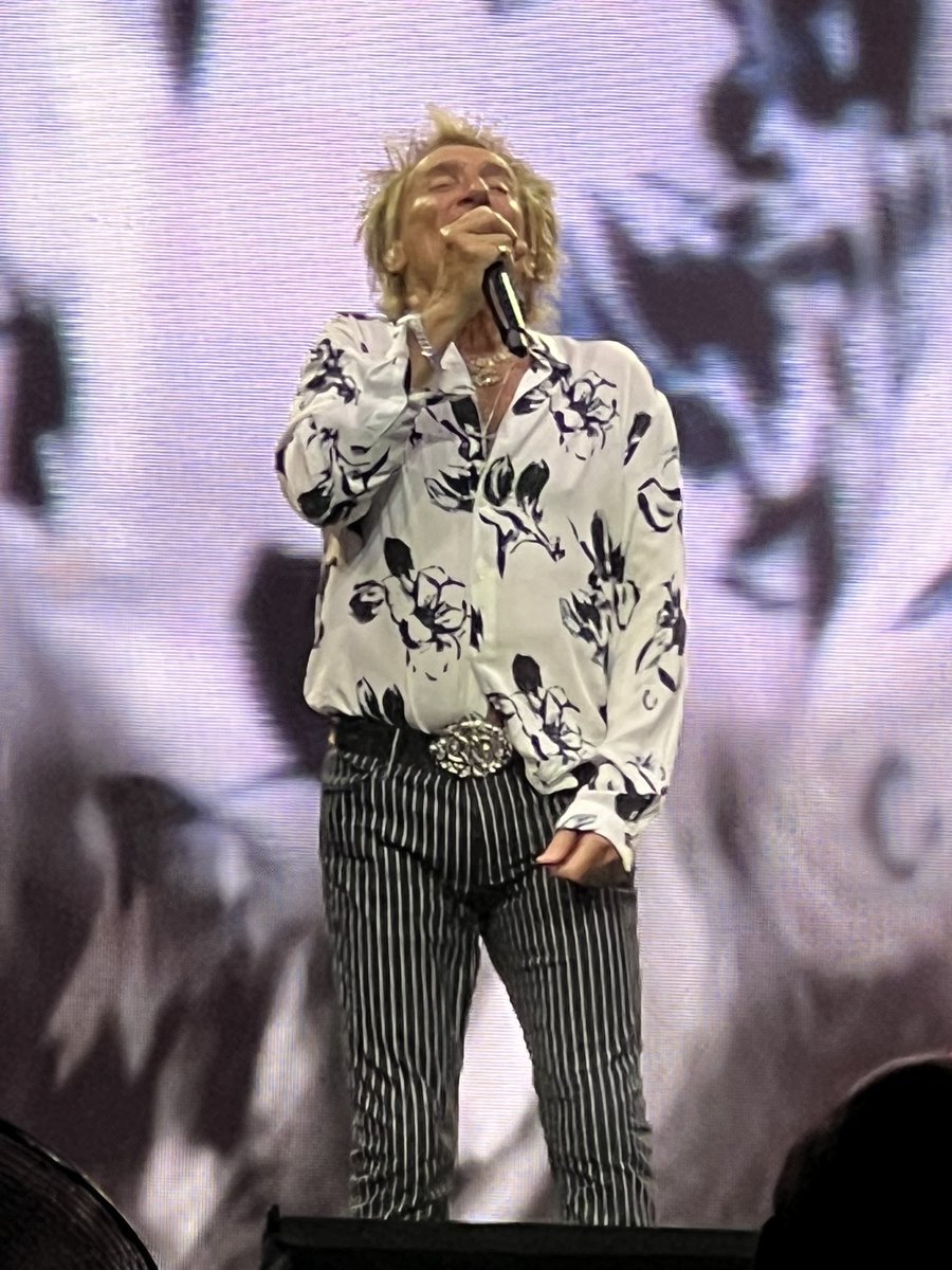 UnfazedReview's tweet photo. Rod Stewart &amp; Cheap Trick were phenomenal!!! Crushed it in AZ last night https://t.co/UDm5fQmkfh