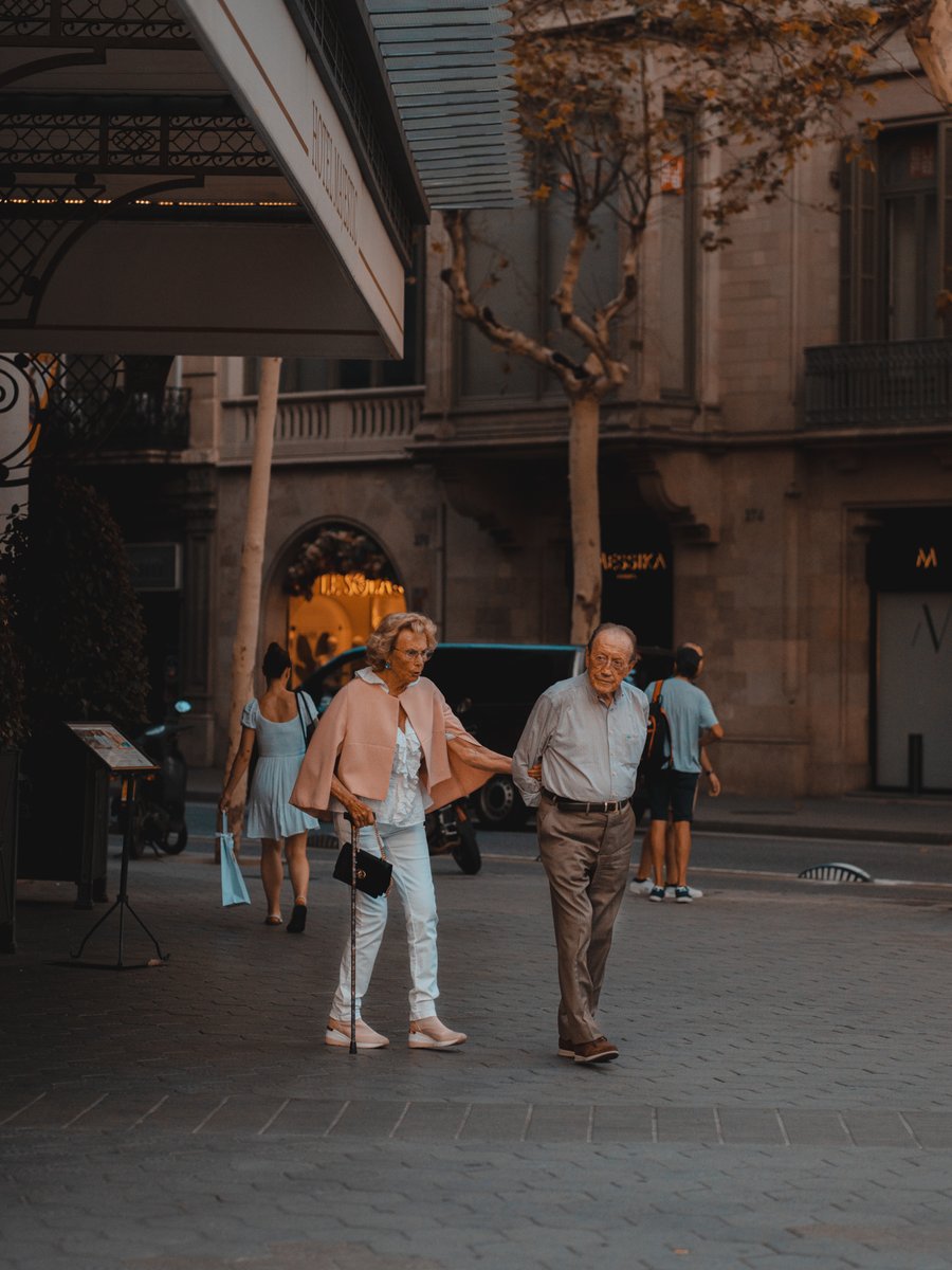 Diegocorma's tweet photo. The pass of time 
#streetphotography #barcelona #portrait https://t.co/WKIh3VI8QM