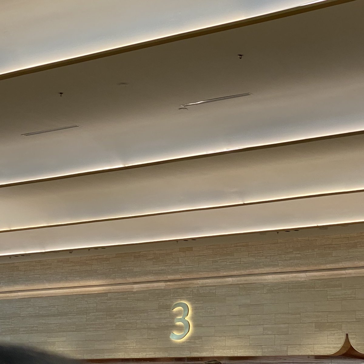 ถึงแล้วนะค้าบ

✳︎ retweet &amp; show your ticket

#EXOSCinBKK
#EXOSC_BackToBackinBKK
#วันเกิดแอ๋วปีนี้ แจกชานมจ้า