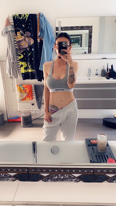 Guten Morgen . Mein Umzug ist fast geschafft . Geile spiegelselfies nach dem Baden gibt es sp&auml;ter noch