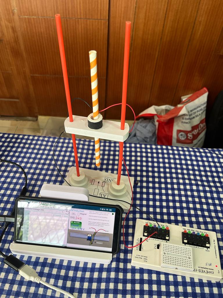 CSparkResearch's tweet photo. #expeyes17 devices on display at an exhibition by the state IT Mission @ Palakkad
Magnetic Induction by a dropped magnet, magnetic fields generated by a coil. https://t.co/n8W2UNqrhO